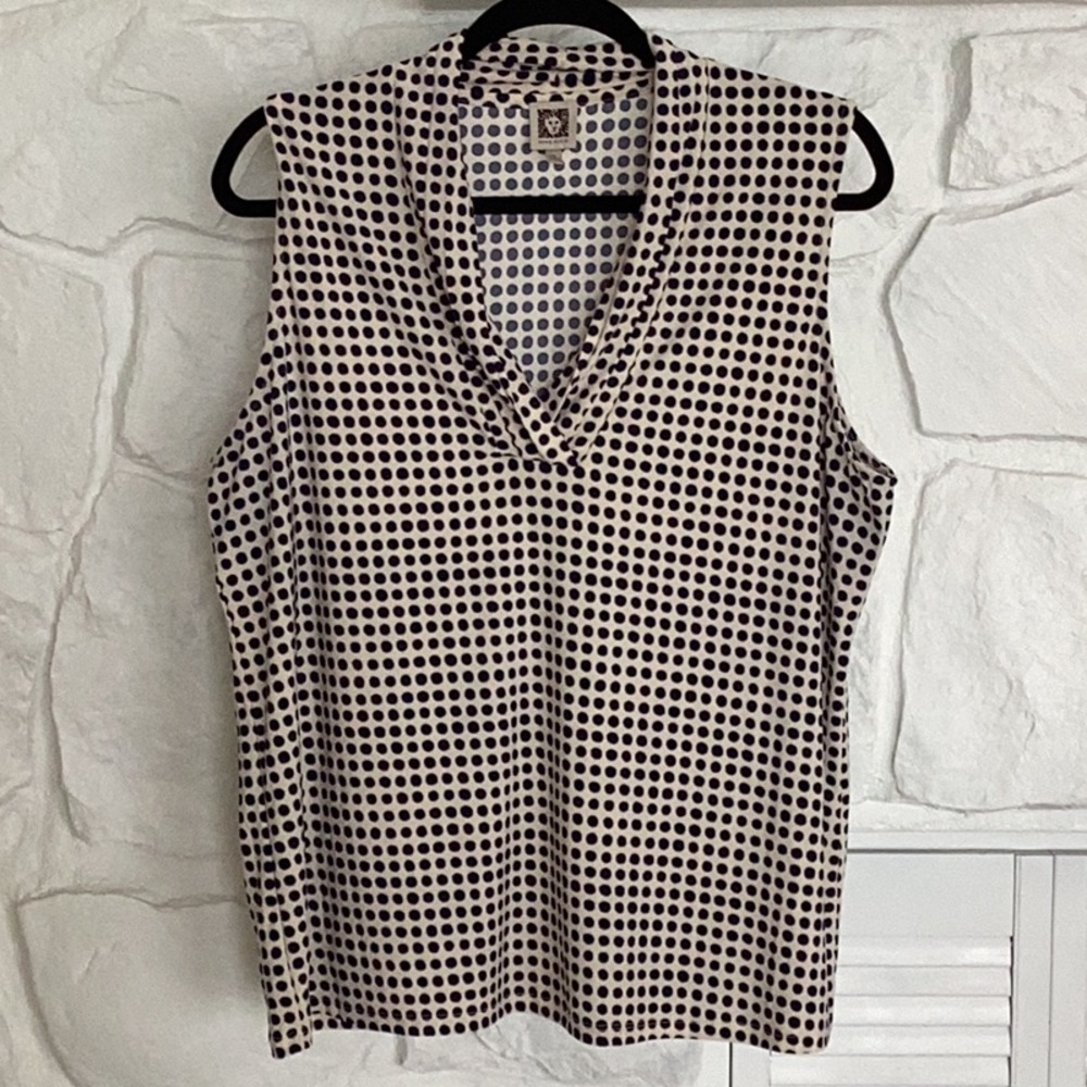 Anne Klein sleeveless V Neck Top very stretchy navy and creamy white polka dots